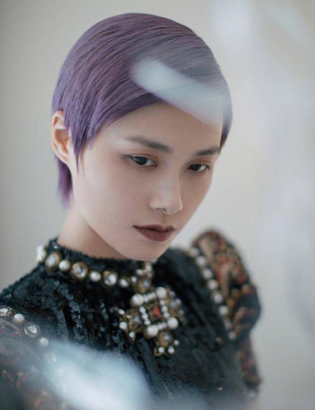 李宇春穿印花草莓look装裙,搭配短发典雅摩登时髦,穿出女人味_造型