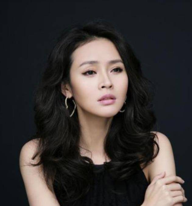 为丈夫隐退4年,婉拒《甄嬛传》"曹贵人",复出后靳东佩服不已_于明加