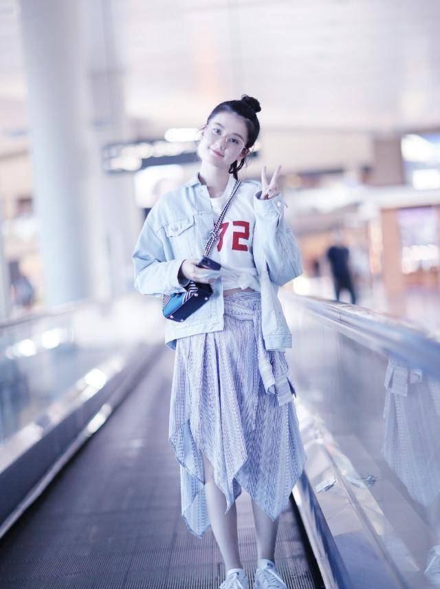 最后再让我们一起来看看青春活力美少女乔欣.