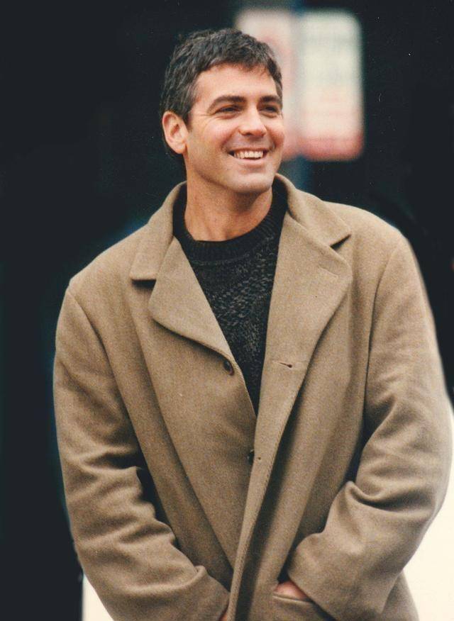 乔治克鲁尼过去和现在以及年轻时的照片_穿着_电影节_西装