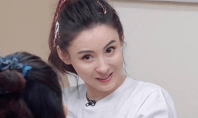 浪姐们吃火锅,40岁张柏芝输给49岁的杨钰莹,是审美问题吗?