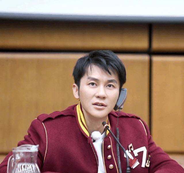 李晨被高抛学士帽砸伤!网友:这点小小擦伤也值得大惊小怪吗?