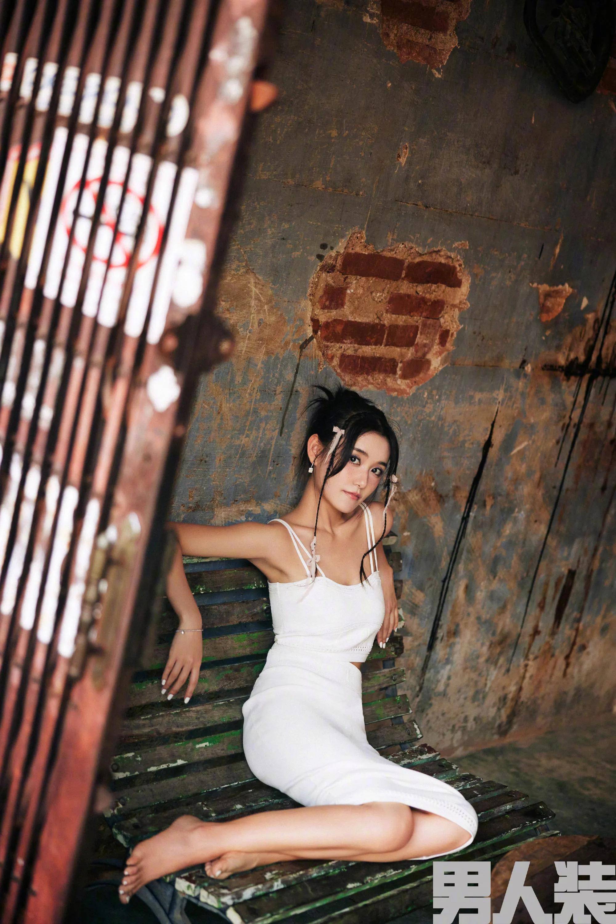 《男人装》520大片 穿粉红贝壳抹身材超短热裙 演绎少女时尚_明星