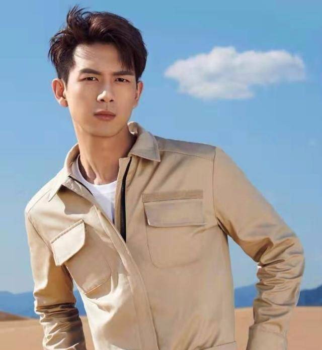 李现与女排姑娘合影,秒变"小可爱"喜感十足,185的身高不够用_中国女排