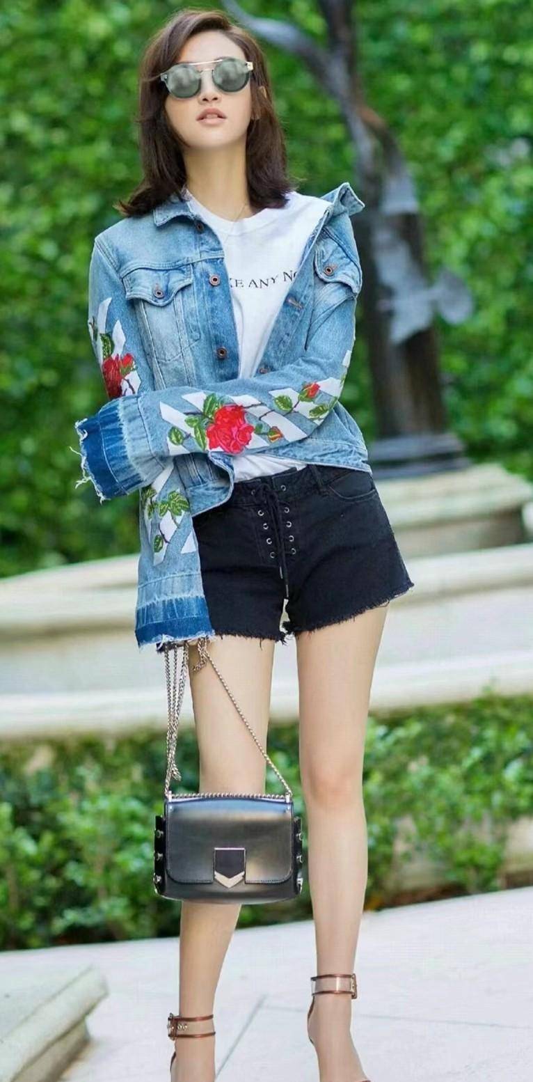 看到景甜的街拍,我才明白什么是时尚,白t恤配牛仔裤洋气又好看!