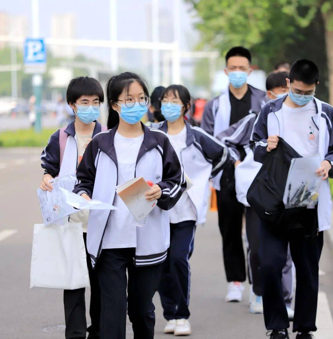 "老师,家长在校门口花式送考为他们加油打气一次击掌,一个拥抱传递的