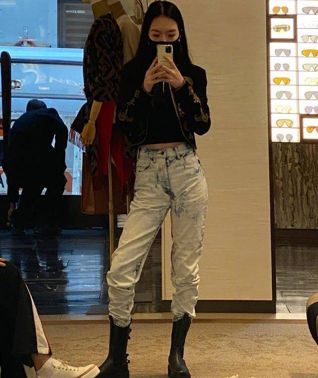 李咏女儿法图麦身材绝了,长腿细腰比例优越,长裤配短靴都藏不住_上衣