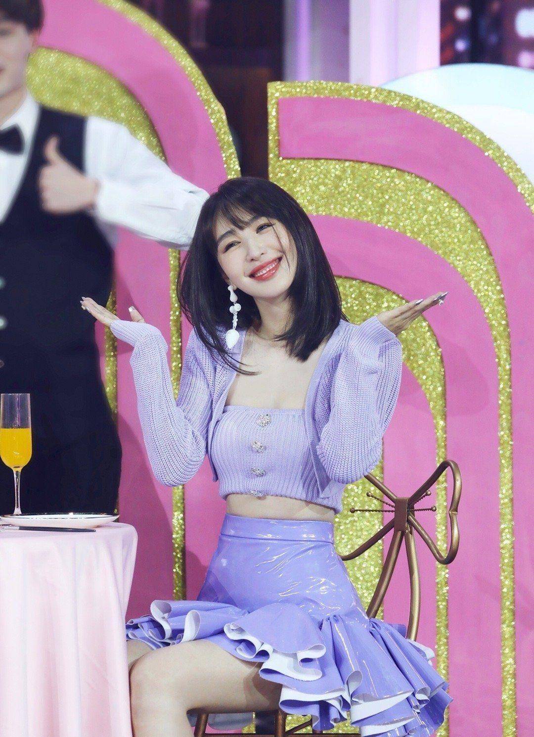 李菲儿做客新综艺,穿衣甜美露出蛮腰太抢镜,难怪baby要提防_造型_色彩