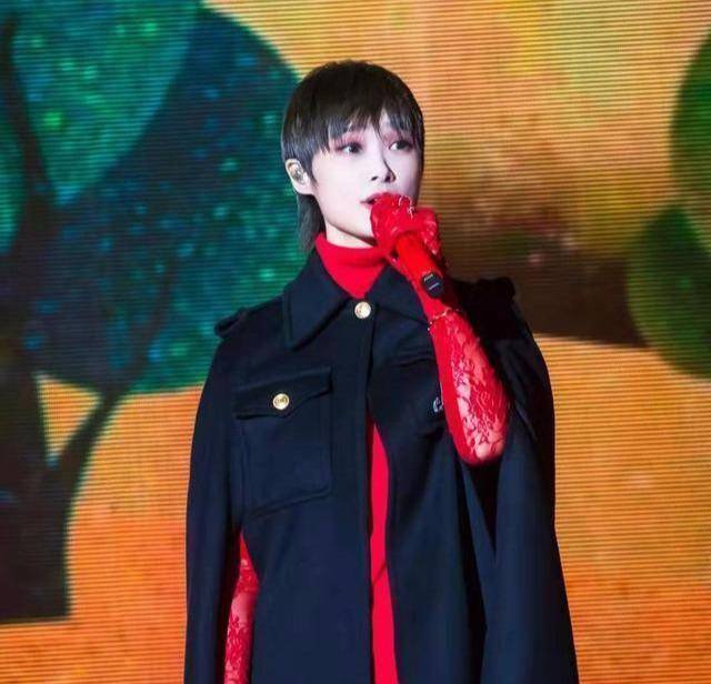 李宇春终于换风格,黑披风配红色蕾丝衫亮相,女人味十足异常好看
