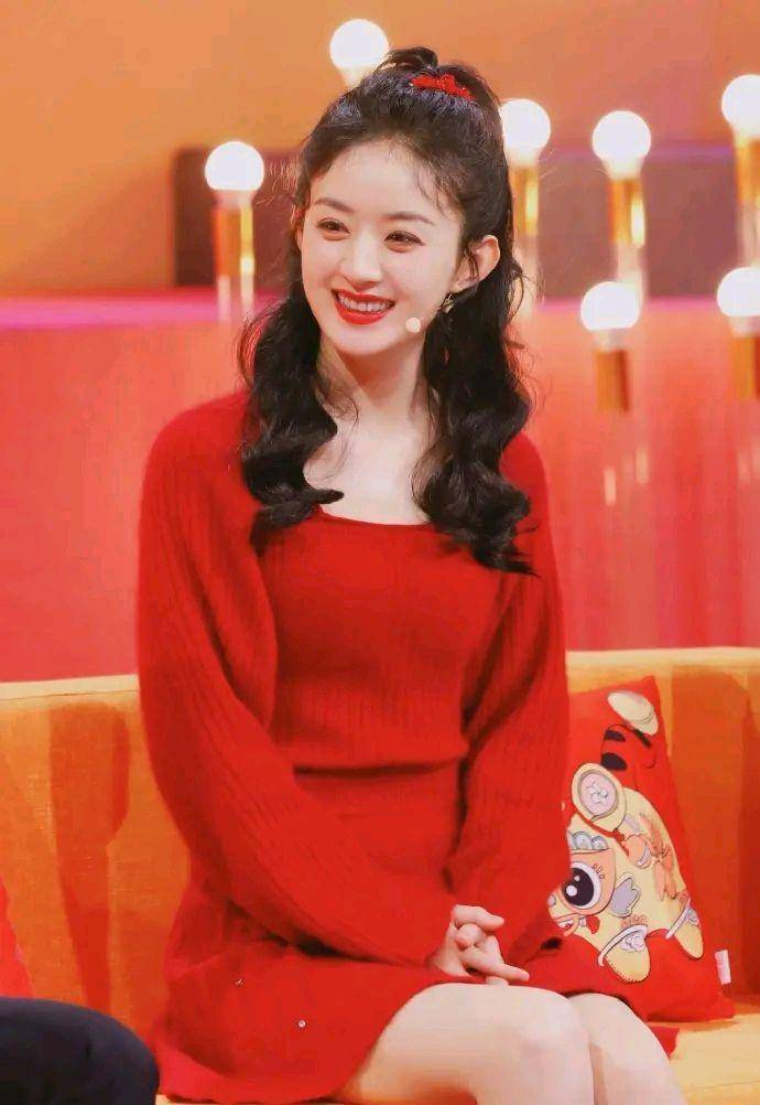 赵丽颖乱发红裙甜美,瘦出新高度,张小斐妆容老气,大衣受追捧_舞台