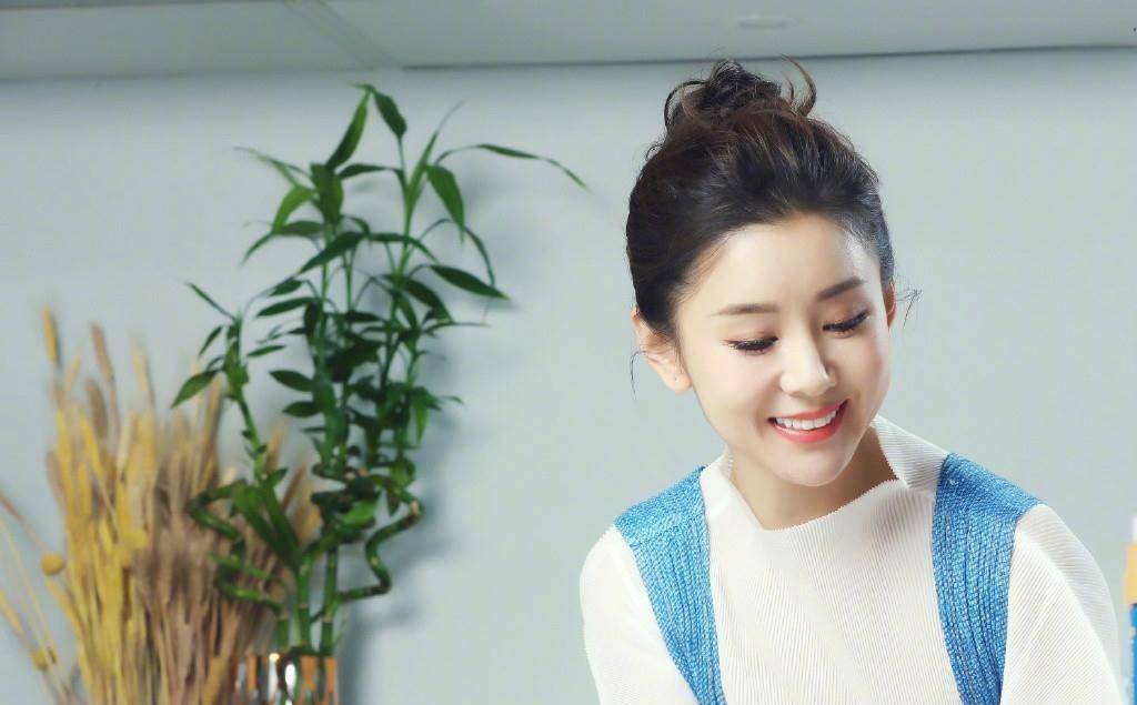 李小萌在家真放得开,光脚穿廓形毛衣跳舞,92斤瘦到撑不起高腰裤_身材