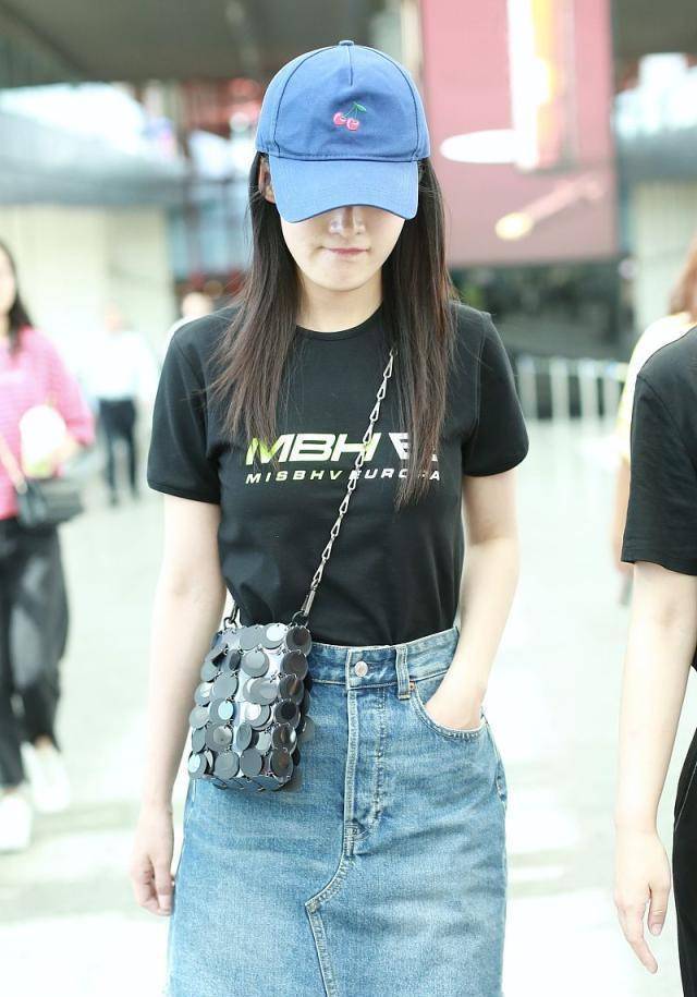 但李沁照样凭借自己高颜值和"烂大街"的搭配方式穿出了时髦感,不说