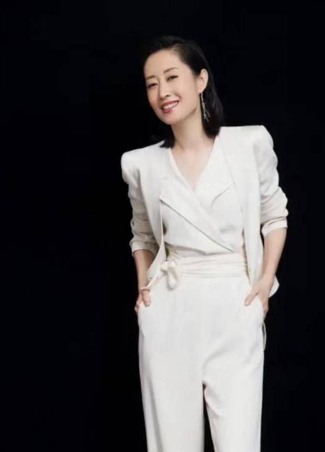 刘敏涛和马伊琍撞衫白色套装,女神隔空对决,好气质真的太养眼!