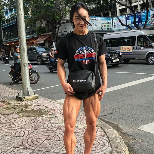 她被称为"加强版霍思燕",体重140,蝴蝶背比李小龙还明显_健身_肌肉