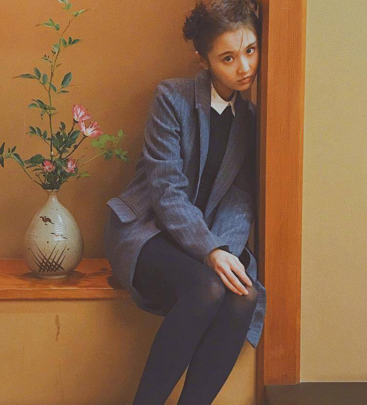 黑丝袜配蓝灰色西装,张慧雯彻底打破了年龄的束缚,网友:时尚少女!