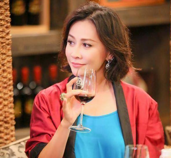 就算外面吵翻天,也无法改变她是梁朝伟女友的事实啊.