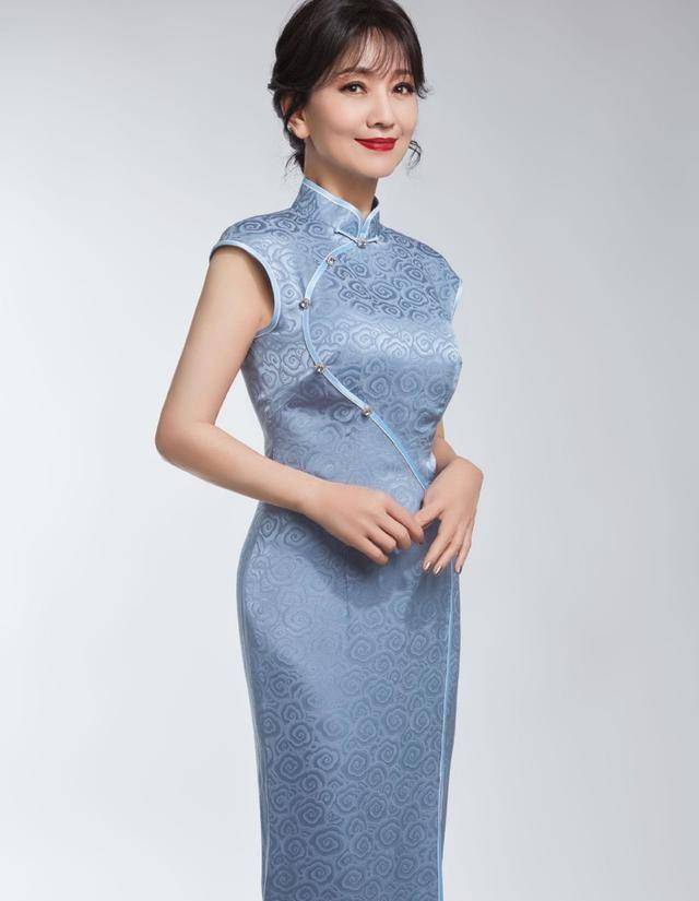 滤镜下的赵雅芝脸有点僵,但穿上旗袍的身段,真不像是66岁的奶奶_气质