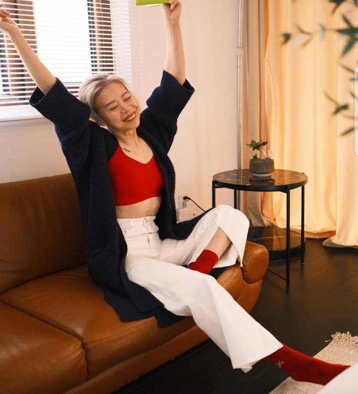 衣服比90后还潮流,真的很养眼_女性_身材_线条