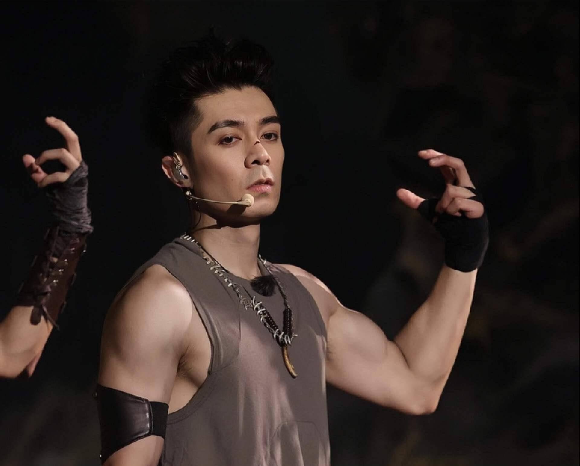 香港知名男星时尚时遭偷拍,打着赤膊下半身被马赛克遮挡_周柏豪_照片