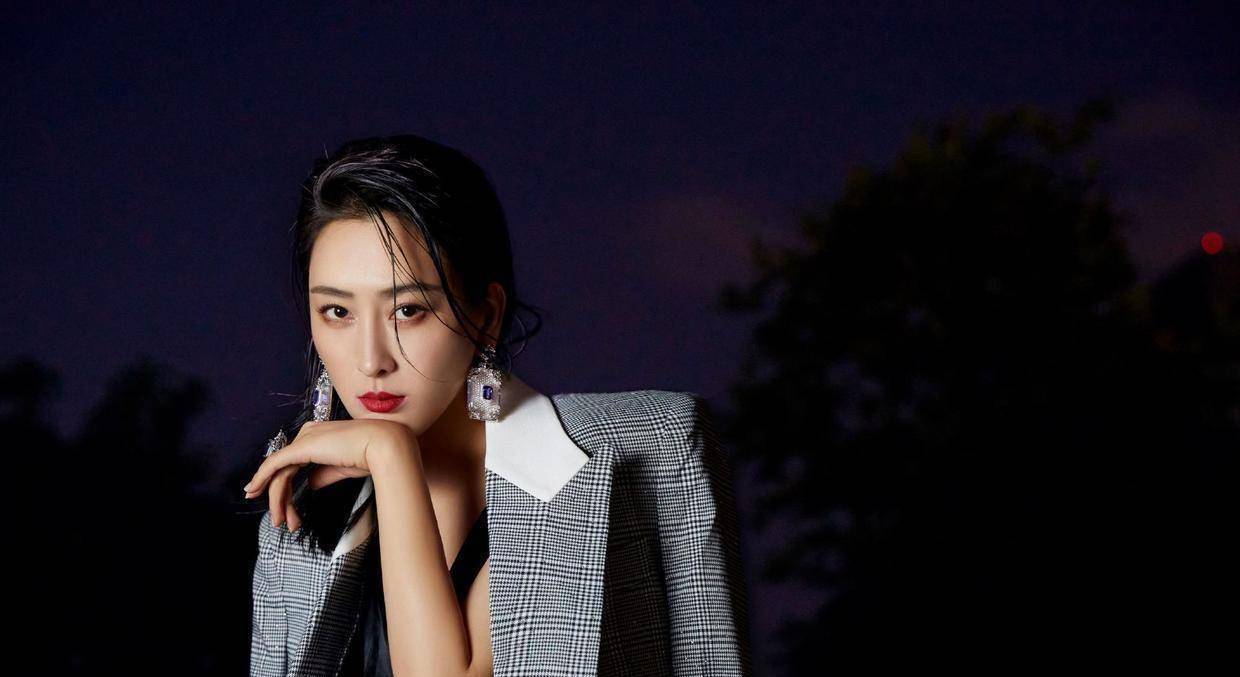 马苏又美回颜值巅峰,穿白色不规则拼接礼服成熟稳重,气质高贵_西装_穿