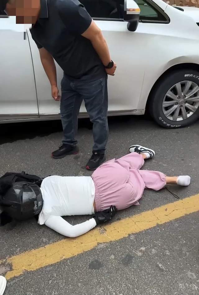 女骑手在山上骑摩托车,转弯时与一辆商务车发生碰撞,女骑手直接被撞