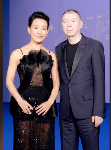 上海这一夜,张子枫腰身撩人,惠英红华贵霸气,谢霆锋白发瞩目_沈腾