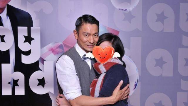 刘德华与女粉丝时隔33年再合影,网友:华仔没老!_胡小姐_门票_女孩