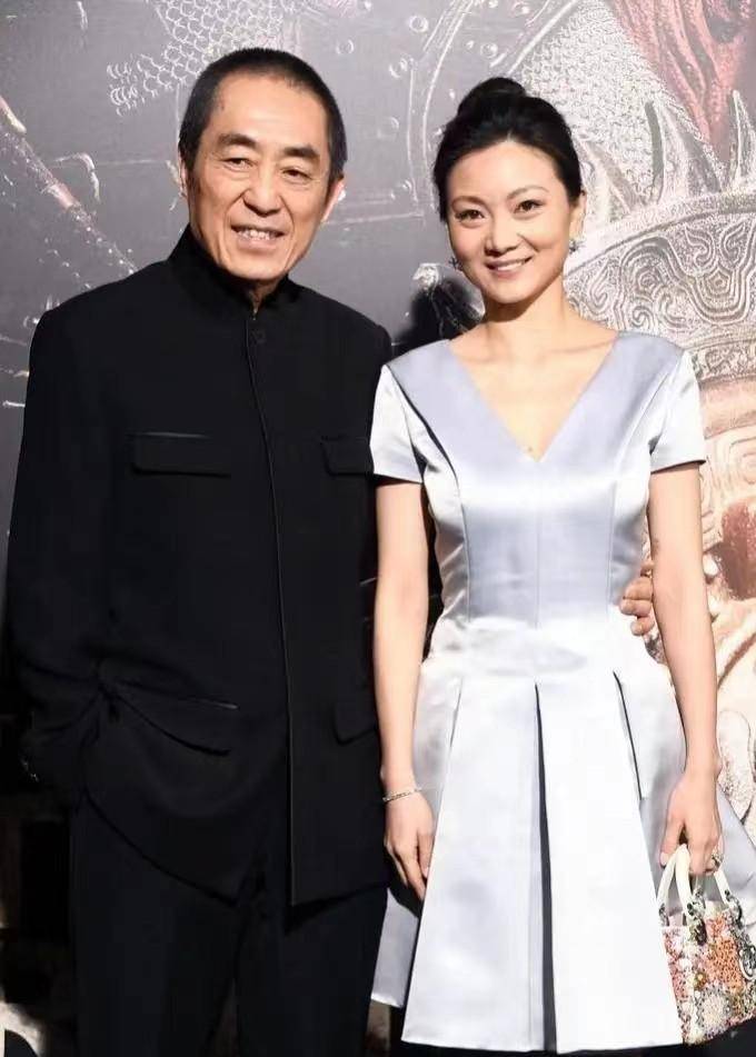 姜文老婆和张艺谋老婆同框,陈婷穿得像保姆,周韵穿吊带裙像女王_身材