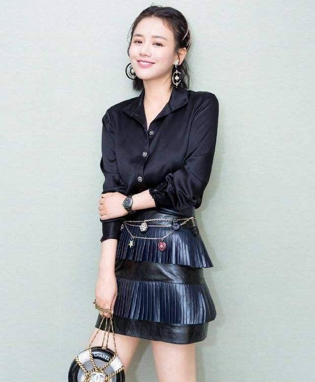 马思纯演绎皮裙经典,显瘦穿搭引领秋日潮流,作精致小仙女_女性_造型