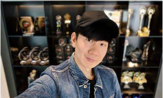 林俊杰路边喝咖啡被拍违规停车 经纪人出面道歉_停车位_媒体_好友