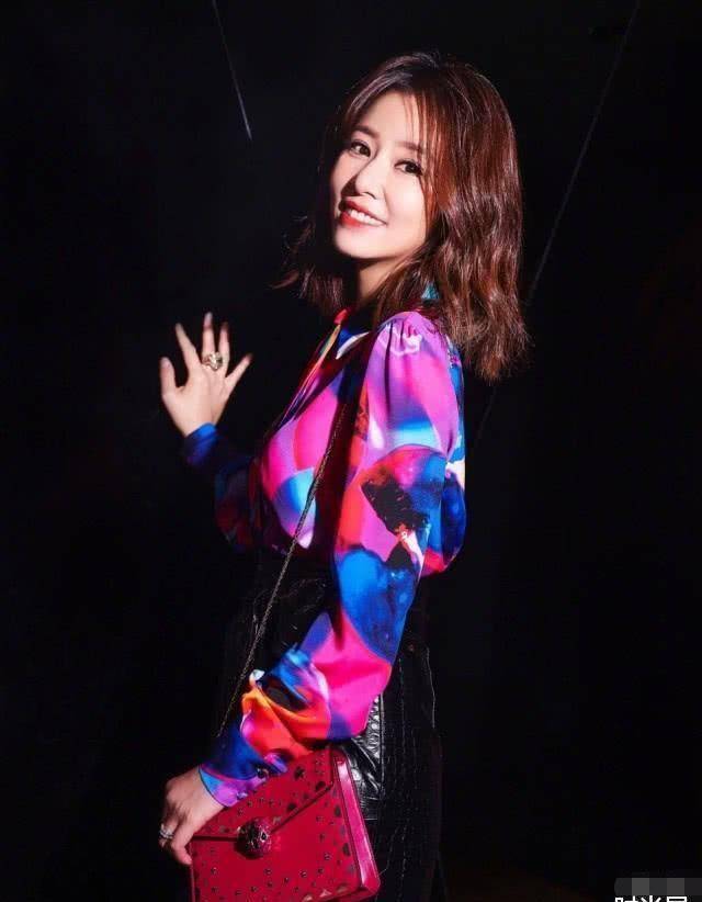 林心如晒16岁青涩照,感叹当年无滤镜,无ps的真实样貌满满的回忆.