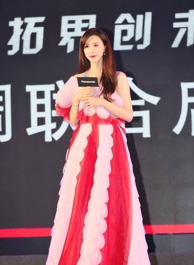 林志玲温碧霞撞衫,冰激凌色好温柔,减龄又显白,穿着太高级_裙装_效果