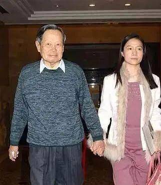 老人翁帆罕见家族照，翁帆开心像小女人，老人满脸笑容很深情-翁帆家族简介