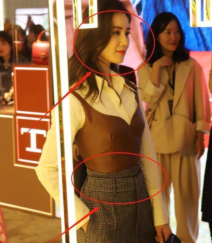 毕竟生完孩子之后很多人的肚子上都会有小赘肉,但是在刘诗诗的身上