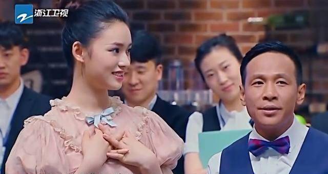 林允《开心剧乐部》即兴表演令人失望,网友:作为演员太不专业!