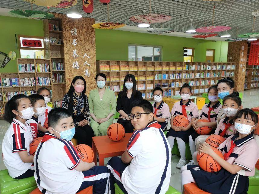 组织公司员工一起向沙区实验小学,西岗区兆麟小学,甘井子区龙泉小学