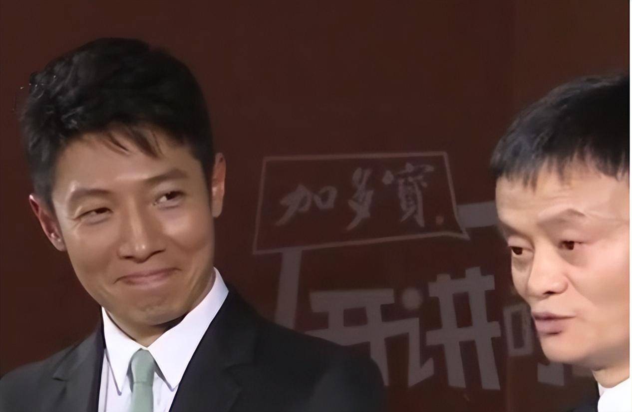 58岁马云近照曝光,两鬓斑白尽显沧桑,穿廉价布鞋却活得逍遥自在_中国