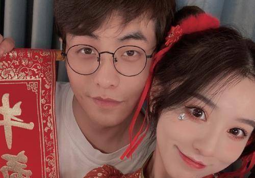 刘思瑶模仿关晓彤撑伞,斜靠在榻上小腹微凸,男友速度太快了吧_时候