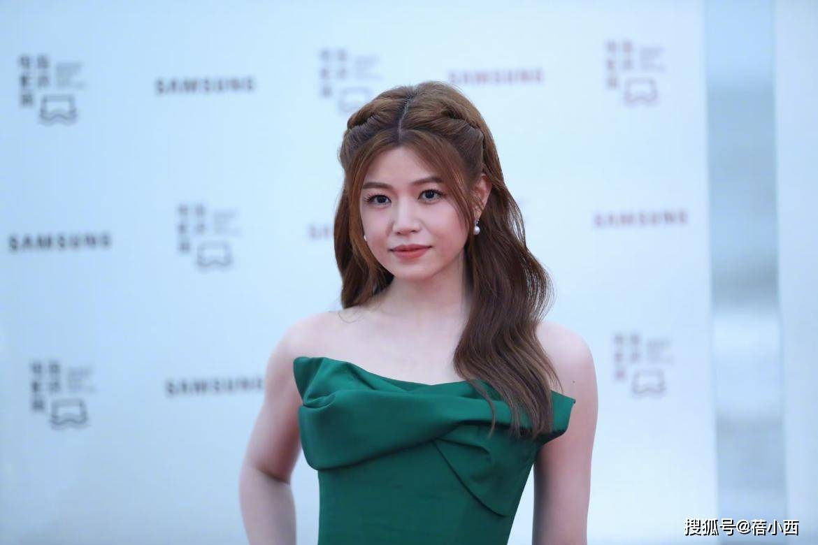 陈妍希的娃娃脸真抗老,穿墨绿色连衣裙扎公主发,又欲又甜!