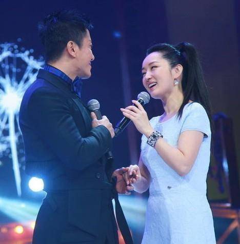 毛宁隐藏多年的老婆,竟是我们熟悉的她,难怪"看不上"杨钰莹_李静萍