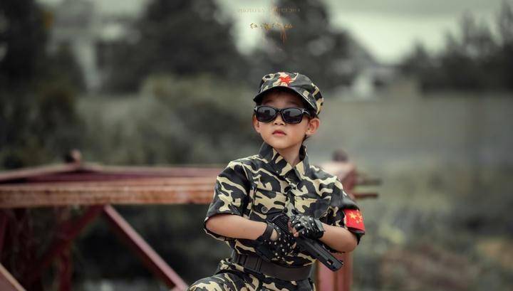 奶爸給五歲女兒拍《紅海行動》,小女孩穿軍裝太帥氣了_米拍_蛟龍突擊