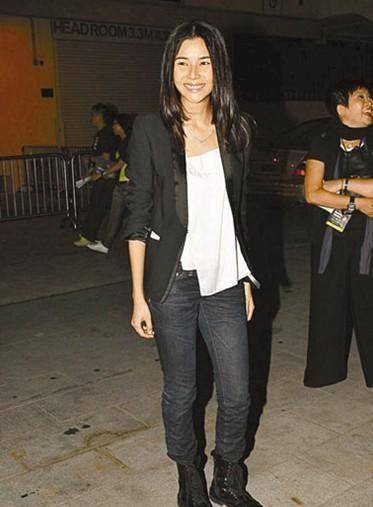 蒙嘉慧真心漂亮,不刻意打扮都很高级,难怪郑伊健贴心紧随!