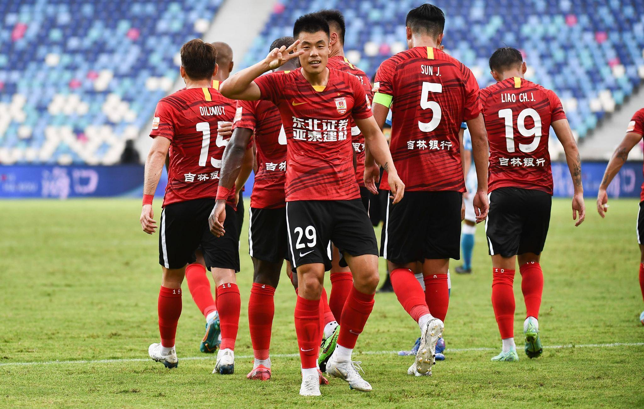 莱昂纳多搭档锋线,中场汪晋贤,张宇峰,祖伊,谭龙,四后卫崔麒,奥克雷