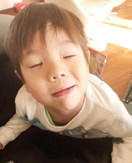 这种表情也是没谁了~看见嗯哼现在一举一动,脑子里就浮现了《漂亮的