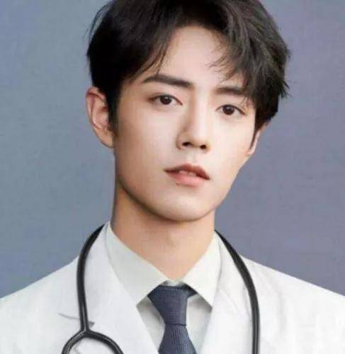 明星穿上白大褂,千玺高冷,蔡徐坤禁欲系,看到肖战网友:"史上最帅"