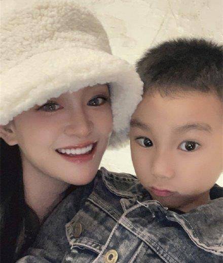 陈昱霖晒与小男孩亲密合照,甜蜜称呼对方为儿子,联系惹网友猜疑_大哥