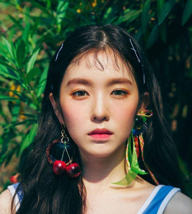 南韩颜霸颜值高裹毛毯都好看,穿蕾丝衬衫女神范十足不愧是裴珠泫_颜色