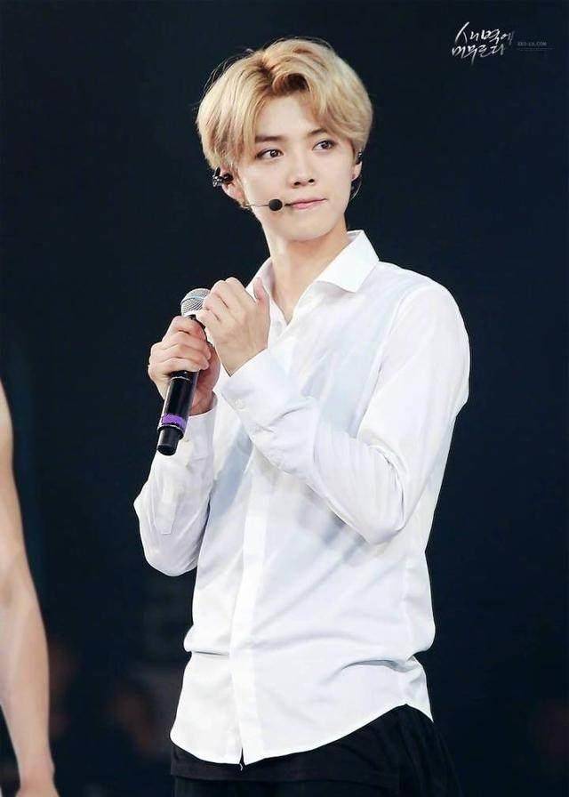 鹿晗白衬衫穿搭清新阳光,蔡徐坤西装穿搭帅气十足,谁更有男人味_黑色