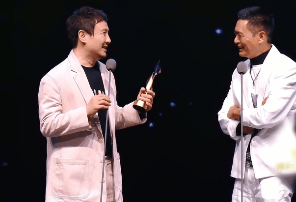 电影夜8大趣事:沈腾被挤下c位,周润发台上自拍,王宝强哭了_吴京_颁奖