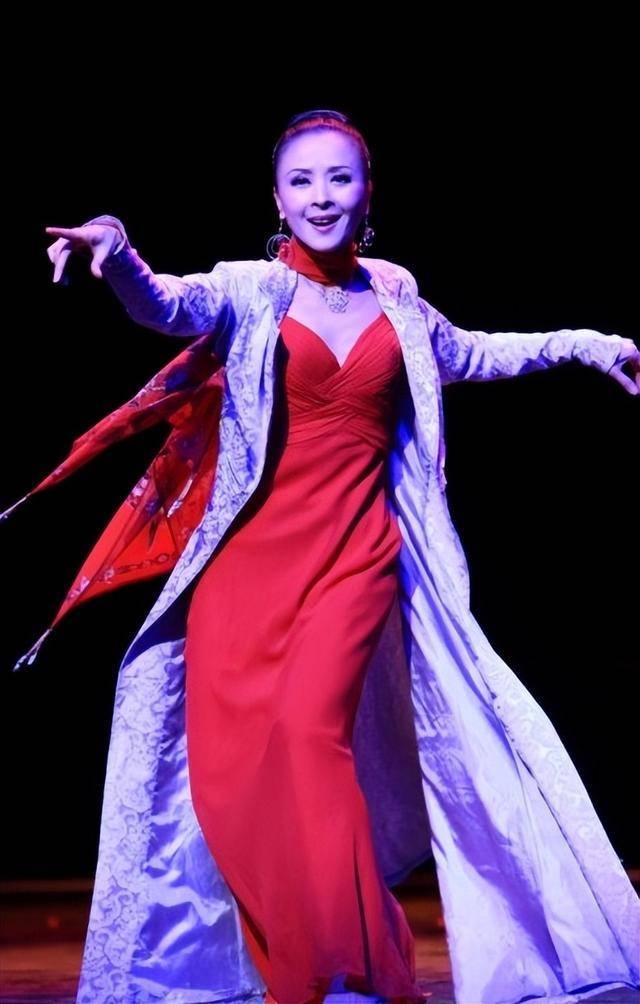 和杨丽萍齐名的周洁,35岁放弃名利出国,最后的选择令人感动_舞蹈_舞台